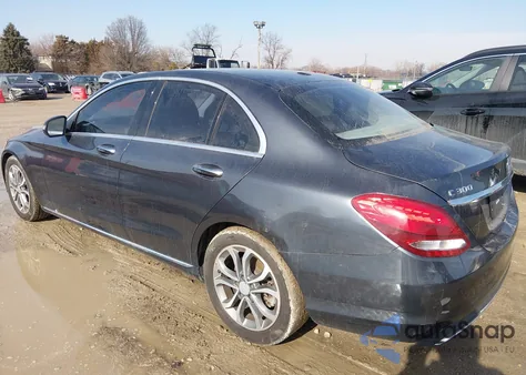 2016 Mercedes-Benz C 300 z USA, uszkodzony, nr VIN 55SWF4JB8GU165269
